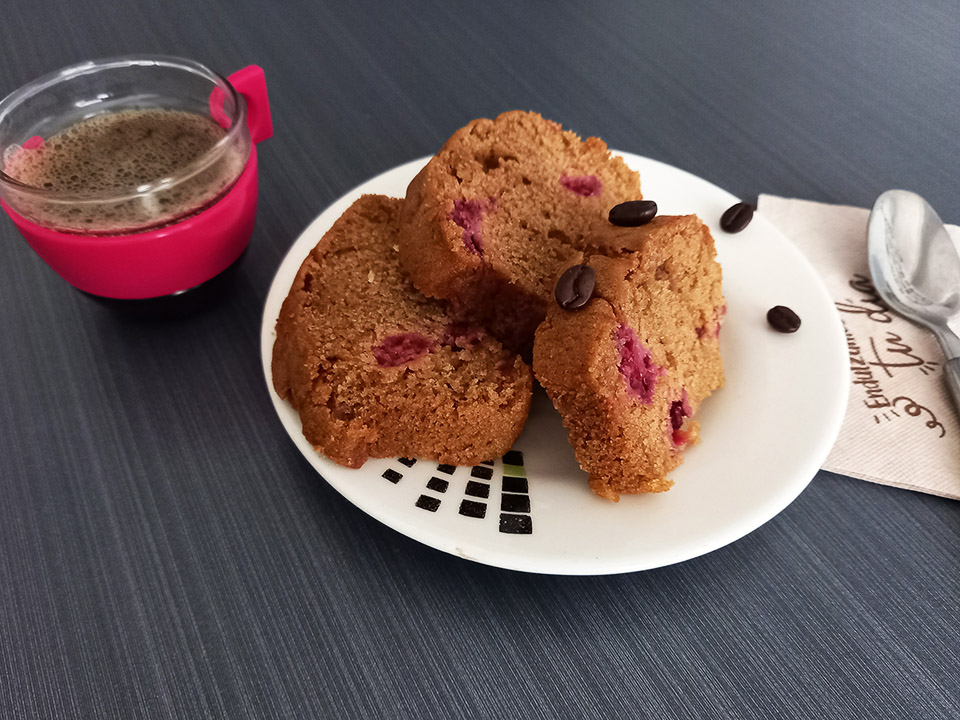 Esponjoso Plumcake de café y moras